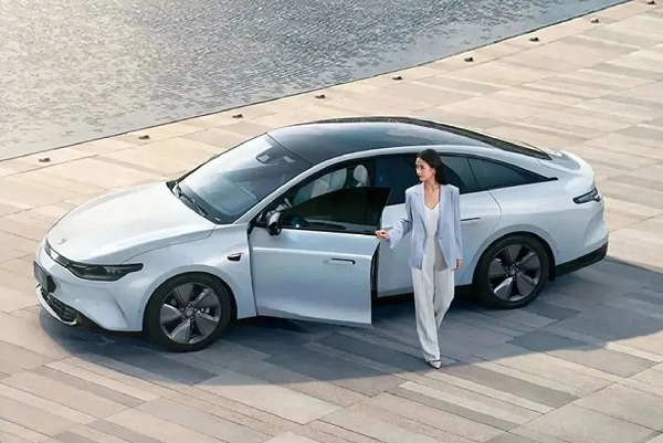 零跑汽車11月交付8047輛 年內(nèi)交付逾10萬(wàn)輛