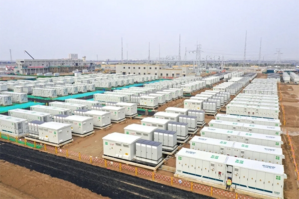 采用磷酸鐵鋰電池！山東東營17億元集中式儲能項目一期并網投運