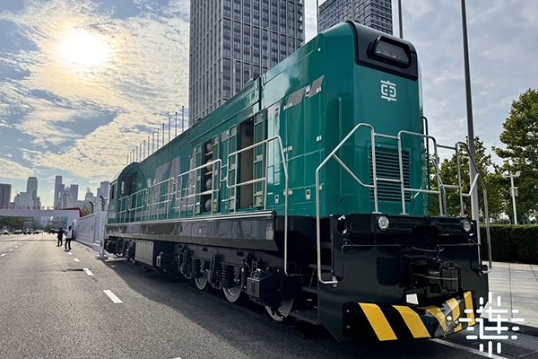 柴油機+動力電池！中國中車新能源機車首發下線