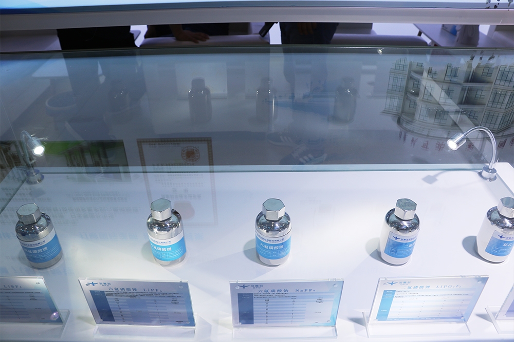 【電解液周報】20萬噸電解液項目沖刺投產！六氟磷酸鋰價格告別暴漲暴跌模式