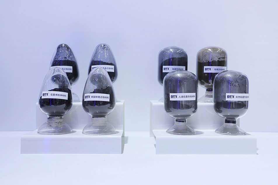 鐵鋰主導(dǎo)、負極壟斷！上半年中國四大電池材料橫掃全球