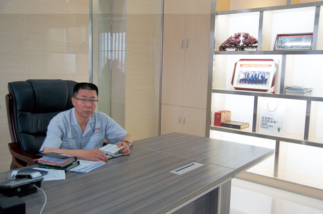 洲際傳媒：封總，您好。金力新能源材料科技有限公司作為河北省重點(diǎn)企業(yè)，得到了政府的大力支持。請您簡單介紹一下公司的產(chǎn)品、規(guī)模及發(fā)展歷程。