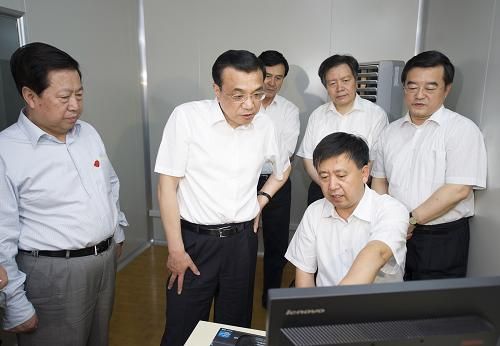     這是6月7日，李克強在邯鄲環境監測站聽取工作人員介紹情況。新華社記者 黃敬文 攝