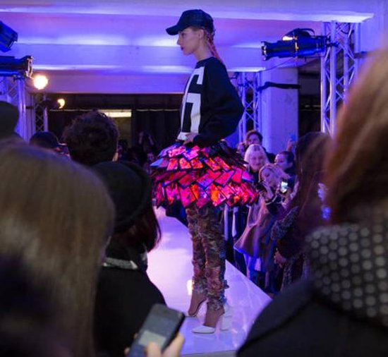 諾基亞推出智能裙子 由80部Lumia手機組成