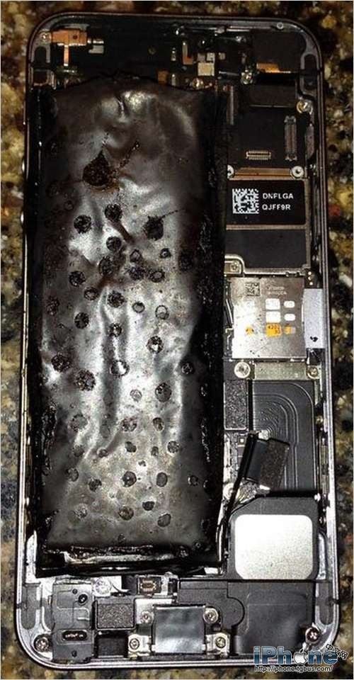 據用戶表示,iPhone 5冒煙持續了3分鐘左右,屋里已經煙霧彌漫。i 據用戶表示,iPhone 5冒煙持續了3分鐘左右,屋里已經煙霧彌漫。i