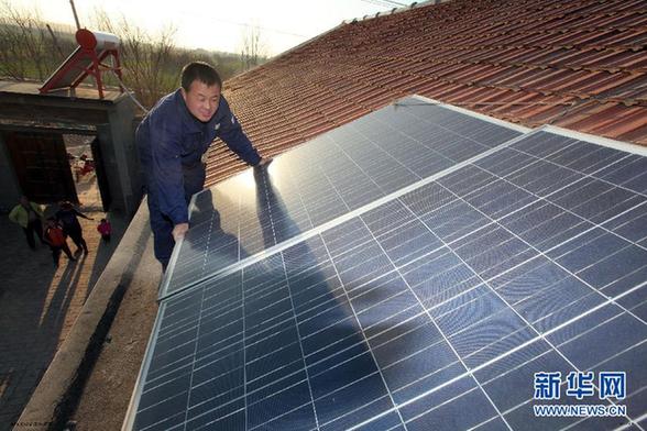 山東無棣農(nóng)民高清翔：自制太陽能發(fā)電裝置