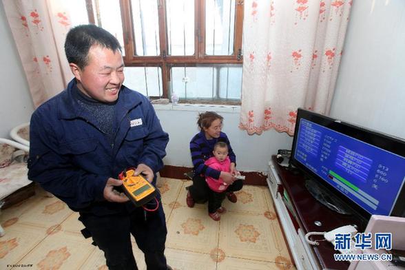 山東無棣農(nóng)民高清翔：自制太陽能發(fā)電裝置