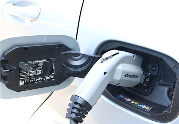 特斯拉技術助力奔馳首款民用級電動車