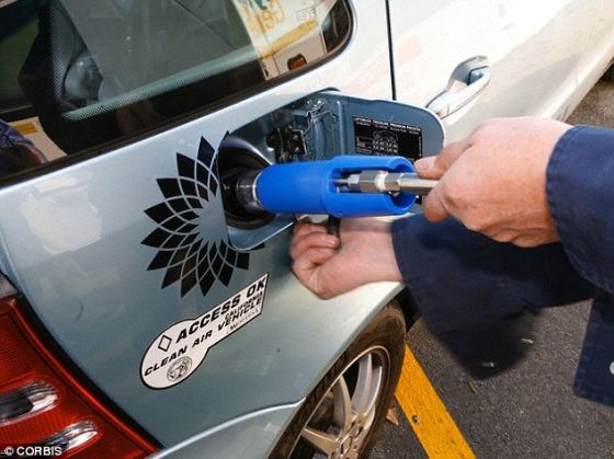 韓國科學家希望用人尿發(fā)電，然后供給汽車、住宅和城市使用。他們計劃用天然存在于人尿中的碳取代燃料電池內(nèi)昂貴的鉑。照片展示了一輛燃料電池汽車。這輛汽車和該項目無關，但有朝一日可能從這項技術中獲益。