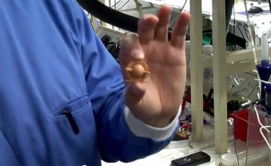 未來電池這樣：幾秒鐘充滿電 待機長達數月