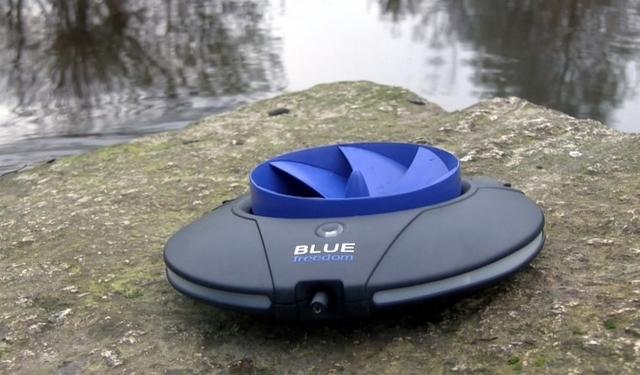 這個(gè)移動(dòng)電源沒電時(shí)只需要放在水里沖一沖