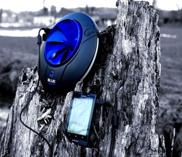 這個(gè)移動(dòng)電源沒電時(shí)只需要放在水里沖一沖