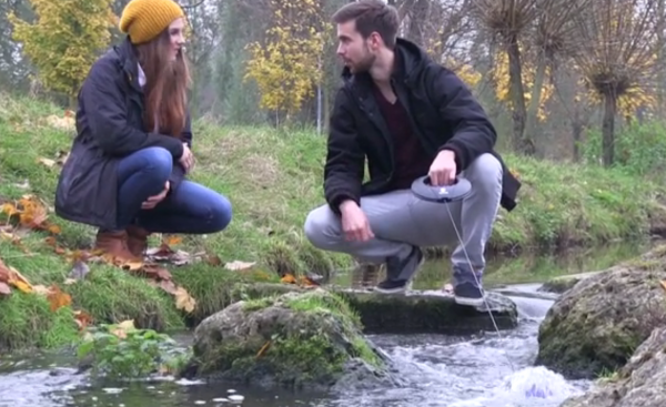 這個(gè)移動(dòng)電源沒電時(shí)只需要放在水里沖一沖