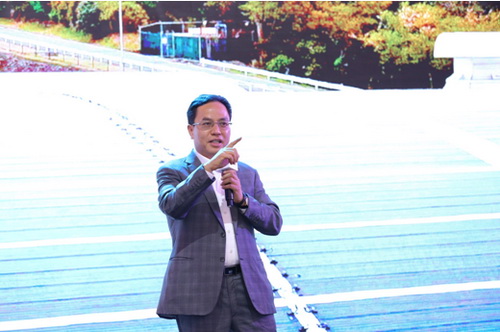 漢能控股集團(tuán)董事局主席李河君在清潔能源展示中心開(kāi)館儀式上發(fā)言