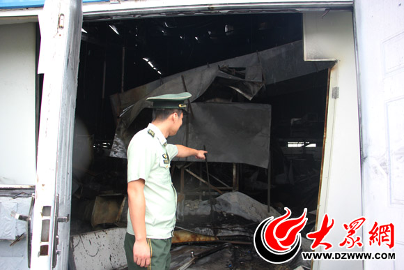 成武縣消防大隊(duì)工作人員向記者介紹相關(guān)情況