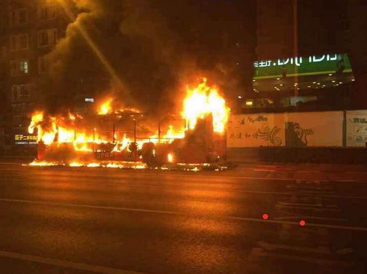 杭州鬧市區一輛混合動力公交車起火 致9人受傷 杭州鬧市區一輛混合動力公交車起火 致9人受傷