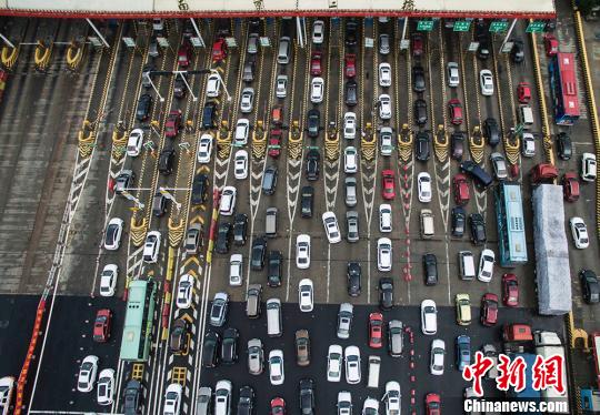 車多擁擠 江蘇南京上空無人機(jī)巡航高速報路況