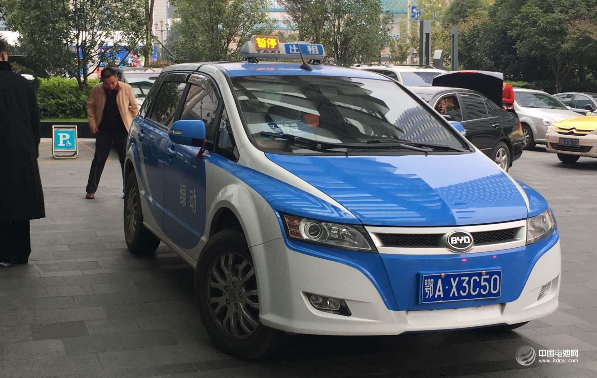 助力鋰電“達沃斯” 比亞迪提供新能源貴賓用車