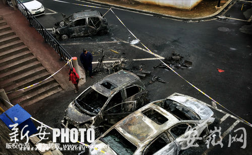 安徽合肥一小區充電電動車突起火 殃及兩輛轎車被燒毀 安徽合肥一小區充電電動車突起火 殃及兩輛轎車被燒毀