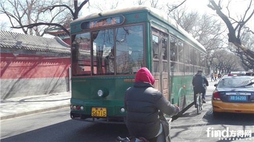 正在路上運(yùn)行的銀窿純電動公交車。