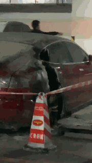 針對上海特斯拉爆燃，馬斯克連發三條推文，吐槽媒體，推卸責任