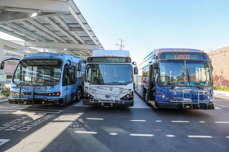 “2028年零排放指南”發布會現場展示了部分參與合作的電動車輛,包括Proterra電動巴士(左)和比亞迪電動巴士(中)。圖片來源:OFFICE OF LOS ANGELES MAYOR ERIC GARCETTI “2028年零排放指南”發布會現場展示了部分參與合作的電動車輛,包括Proterra電動巴士(左)和比亞迪電動巴士(中)。圖片來源:OFFICE OF LOS ANGELES MAYOR ERIC GARCETTI
