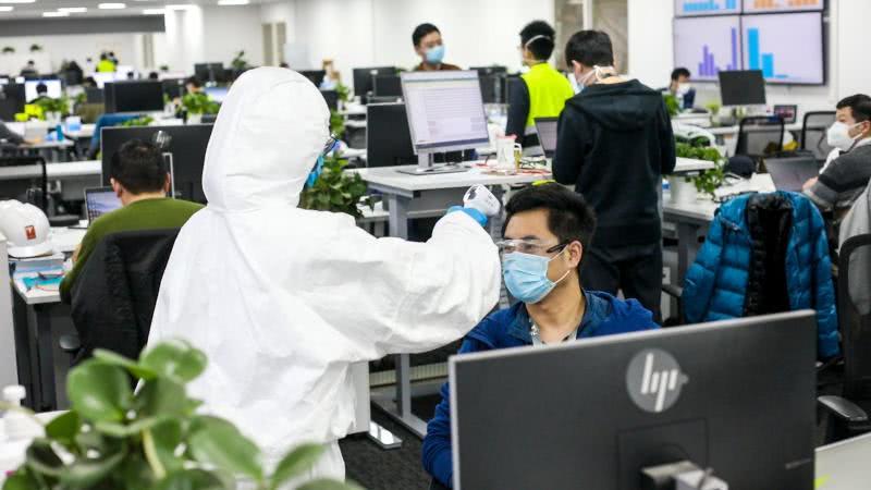 上海特斯拉超級工廠全面恢復生產 新車源源不斷拉出廠區 上海特斯拉超級工廠全面恢復生產 新車源源不斷拉出廠區