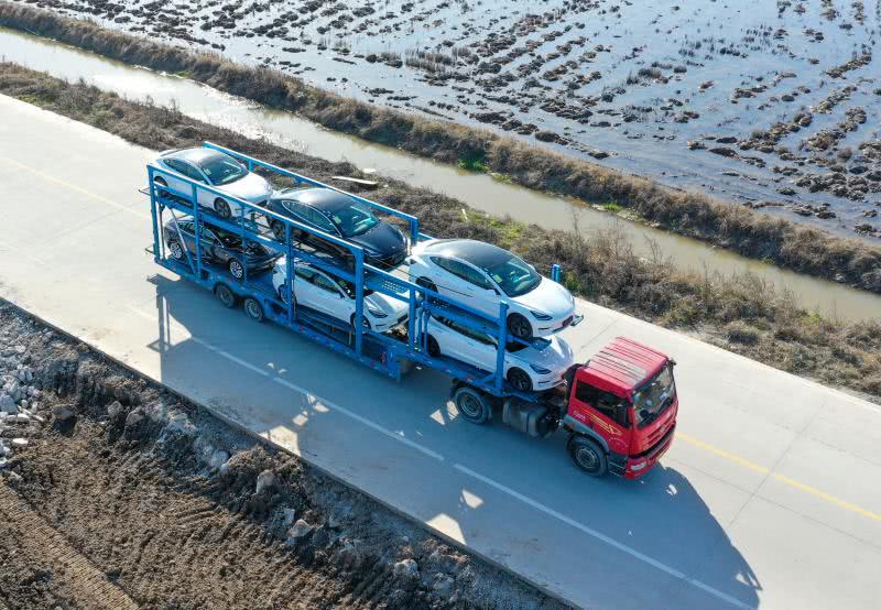 上海特斯拉超級工廠全面恢復生產 新車源源不斷拉出廠區 上海特斯拉超級工廠全面恢復生產 新車源源不斷拉出廠區