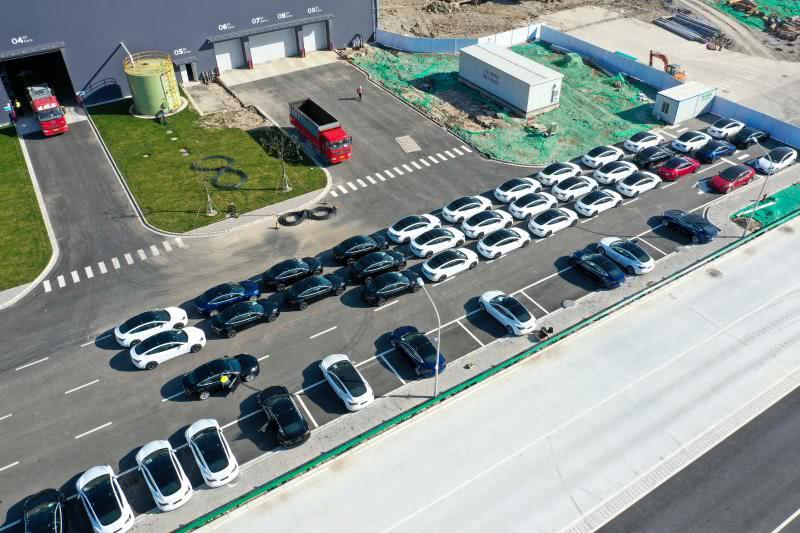 上海特斯拉超級工廠全面恢復生產 新車源源不斷拉出廠區 上海特斯拉超級工廠全面恢復生產 新車源源不斷拉出廠區
