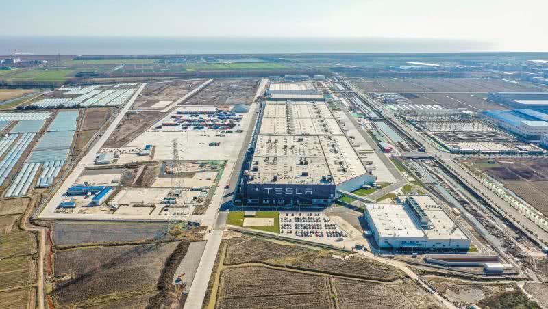 上海特斯拉超級工廠全面恢復生產 新車源源不斷拉出廠區 上海特斯拉超級工廠全面恢復生產 新車源源不斷拉出廠區