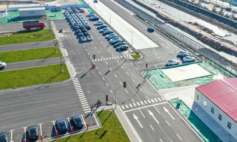 上海特斯拉超級工廠全面恢復生產 新車源源不斷拉出廠區 上海特斯拉超級工廠全面恢復生產 新車源源不斷拉出廠區