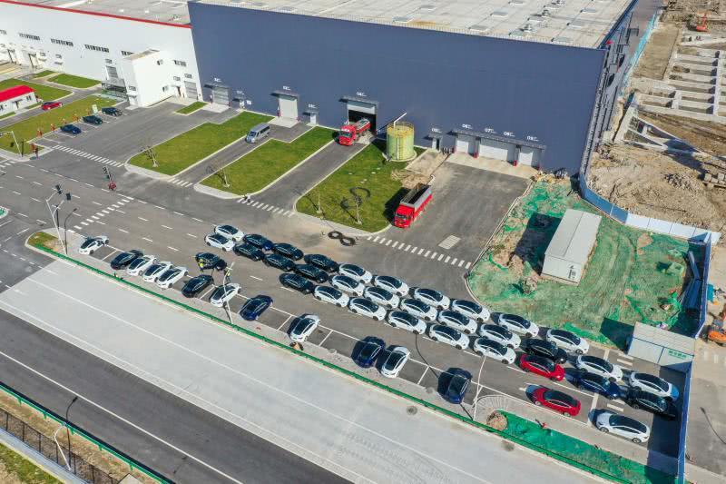 上海特斯拉超級工廠全面恢復生產 新車源源不斷拉出廠區 上海特斯拉超級工廠全面恢復生產 新車源源不斷拉出廠區