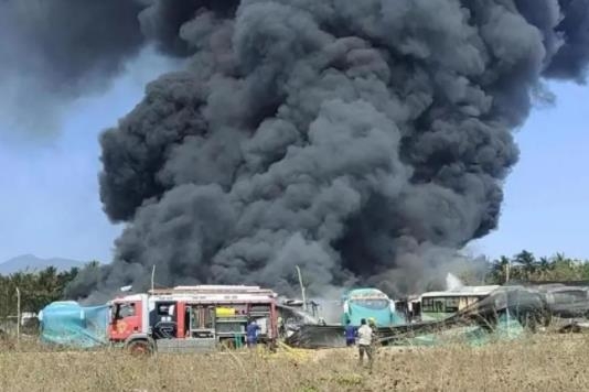 67輛新能源客車過火，現場濃煙沖天！