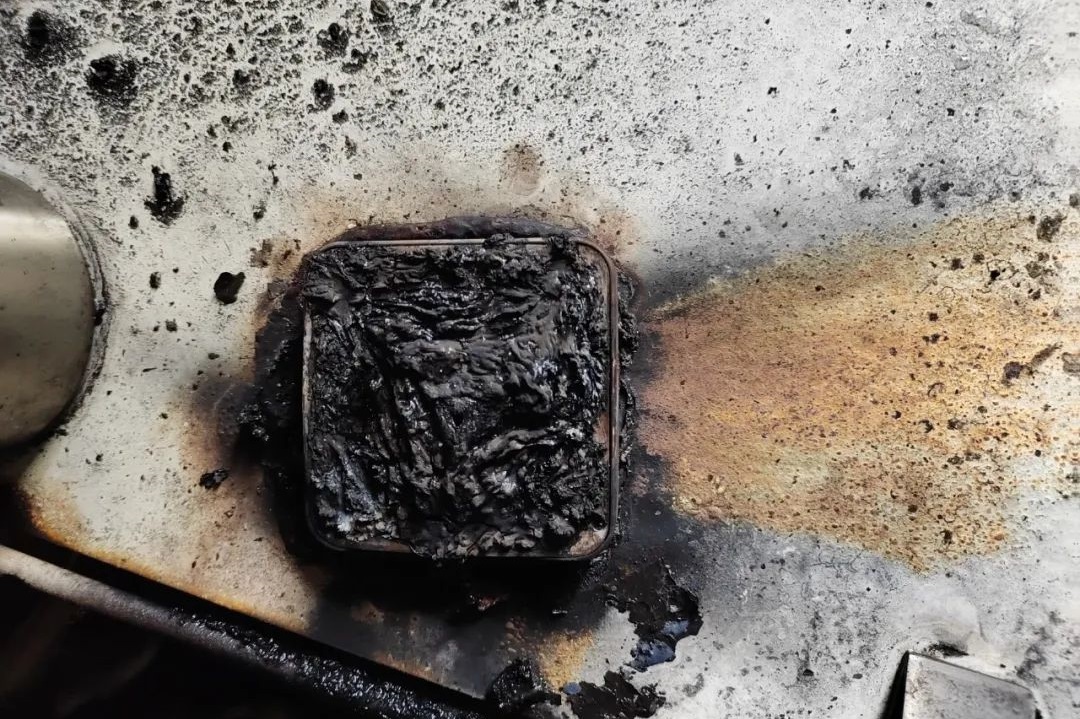 充電寶鋰電池發生熱失控 圖源:北京消防 充電寶鋰電池發生熱失控 圖源:北京消防