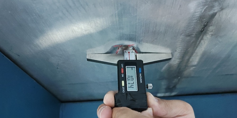 底部撞擊坑深10.74毫米，電池系統無泄漏、起火或爆炸。