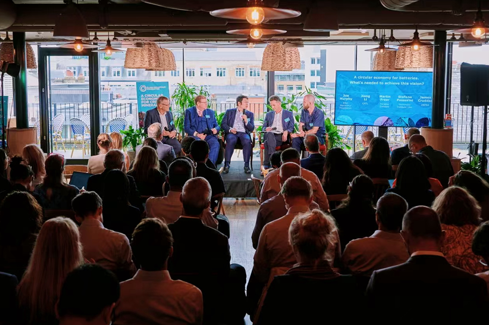 德國科學(xué)院院士斯蒂法諾?帕瑟里尼教授,英國環(huán)境部官員詹姆斯?克魯達(dá)斯,寧德時(shí)代副總經(jīng)理、董事會(huì)秘書蔣理,英國法拉第研究所CEO馬丁?弗利爾等現(xiàn)場(chǎng)探討電池循環(huán)經(jīng)濟(jì)的實(shí)踐路徑 德國科學(xué)院院士斯蒂法諾?帕瑟里尼教授,英國環(huán)境部官員詹姆斯?克魯達(dá)斯,寧德時(shí)代副總經(jīng)理、董事會(huì)秘書蔣理,英國法拉第研究所CEO馬丁?弗利爾等現(xiàn)場(chǎng)探討電池循環(huán)經(jīng)濟(jì)的實(shí)踐路徑