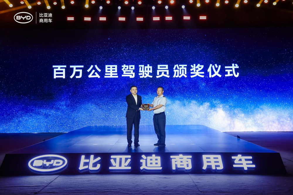 田春龍總為百萬(wàn)公里車型駕駛員頒獎(jiǎng) 田春龍總為百萬(wàn)公里車型駕駛員頒獎(jiǎng)