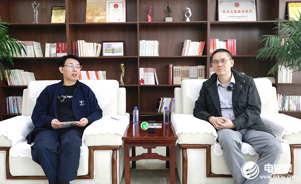 中關村新型電池技術創新聯盟理事長/中國電池網、海融網創始人于清教(左)對話多氟多(002407)總經理李云峰(右) 攝影│常青 中關村新型電池技術創新聯盟理事長/中國電池網、海融網創始人于清教(左)對話多氟多(002407)總經理李云峰(右) 攝影│常青