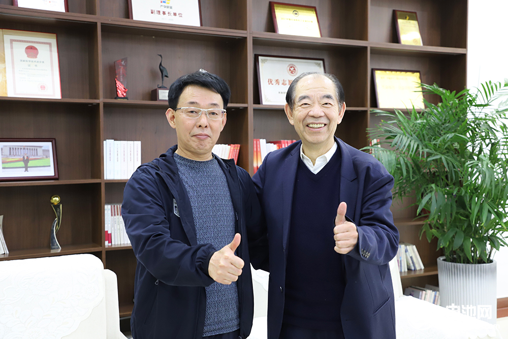 中關村新型電池技術創新聯盟理事長/中國電池網、海融網創始人于清教（左）對話多氟多董事長李世江（右）