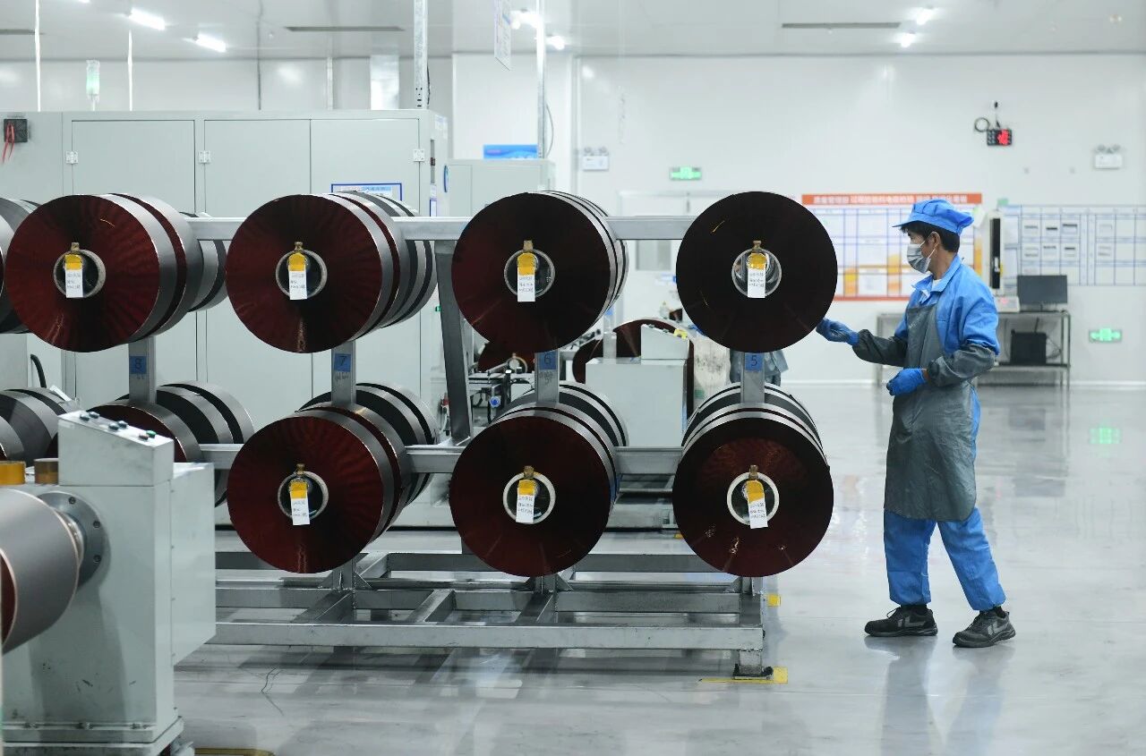 安徽南都華拓新能源科技有限公司電極生產車間 王彪/攝 安徽南都華拓新能源科技有限公司電極生產車間 王彪/攝