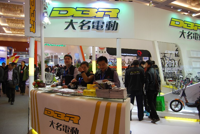 嫩模助力電動車展 各品牌展開吸引眼球戰