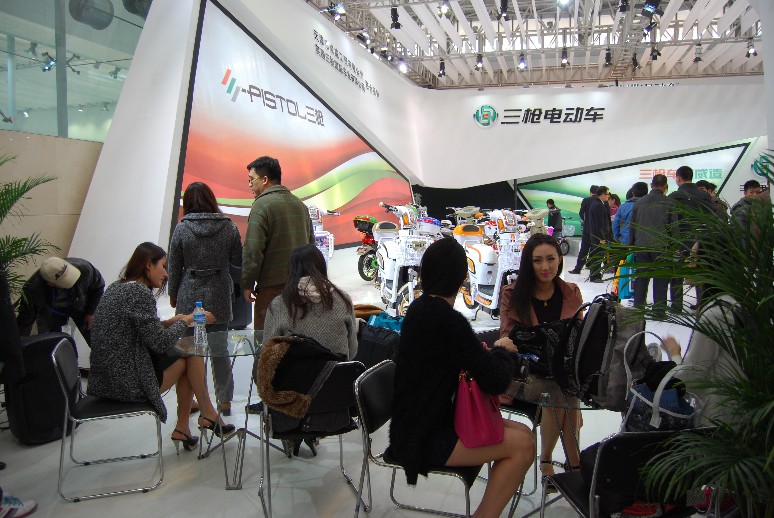 嫩模助力電動車展 各品牌展開吸引眼球戰