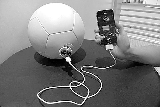 充電足球：可為手機充電 每個售價99美元