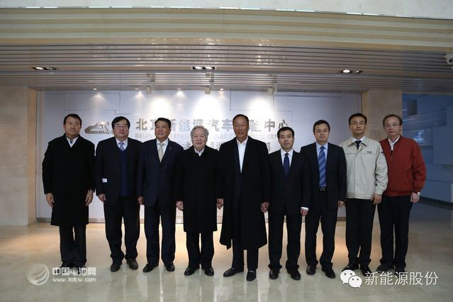 富士康郭臺銘造訪北汽新能源 試駕紳寶EV電動車