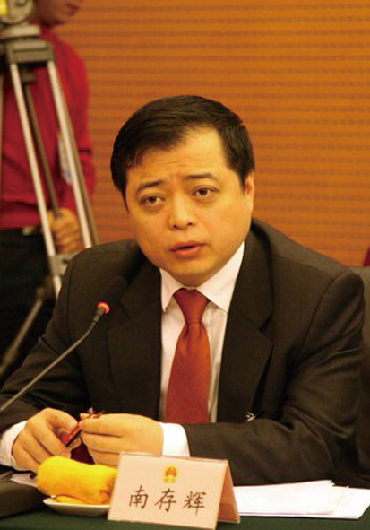 政協(xié)常委南存輝：對(duì)家庭用戶分布式光伏電站進(jìn)行補(bǔ)貼