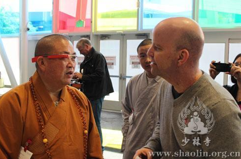 少林寺方丈訪問美國蘋果、谷歌 體驗智能眼鏡 