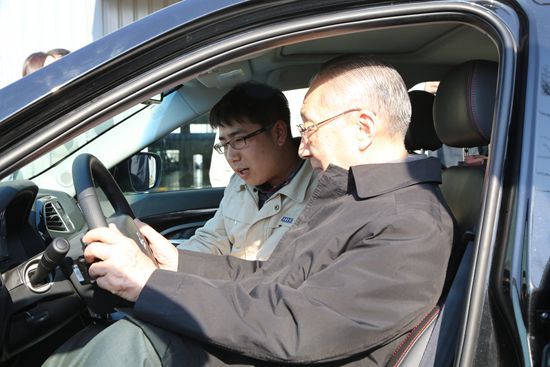 李嵐清：堅(jiān)定電動汽車發(fā)展路線和混合所有制