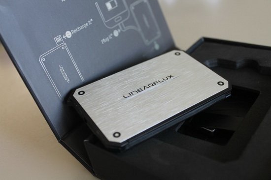 可以貼在手機背面的超薄移動電源亮相