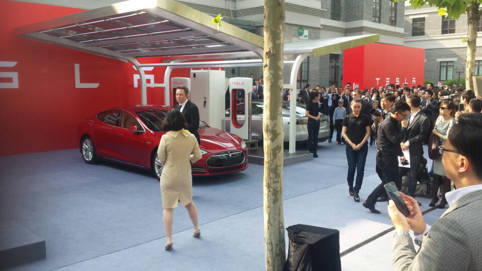 曹國偉雷軍等9位企業高管成為中國首批特斯拉車主