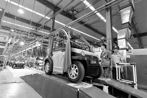 首批100臺鋰電池動力大陽低速四輪車在河南下線